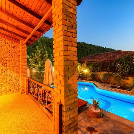 Sarnic - Kayakoey'de Havuzu Korunakli Villa