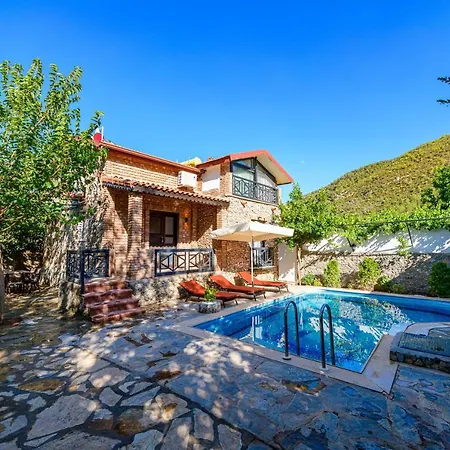 Sarnic - Kayakoey'de Havuzu Korunakli Villa