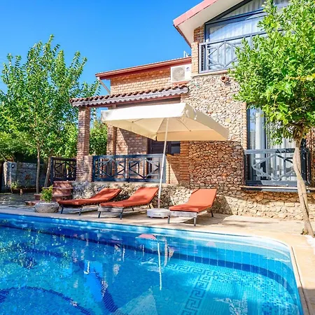 Sarnic - Kayakoey'de Havuzu Korunakli Villa