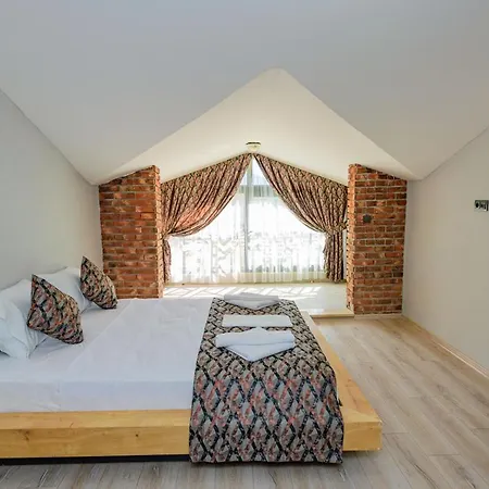 Sarnic - Kayakoey'de Havuzu Korunakli Villa